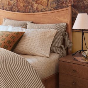 Rayo Curved Burl Wood Bed