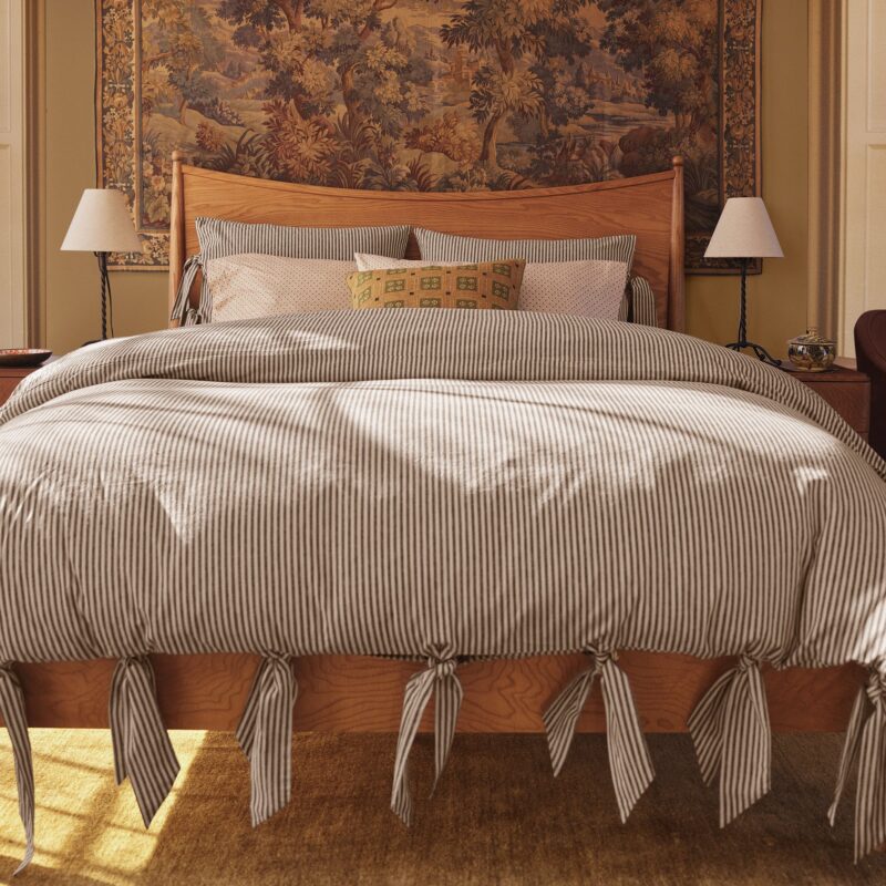 Rayo Curved Burl Wood Bed